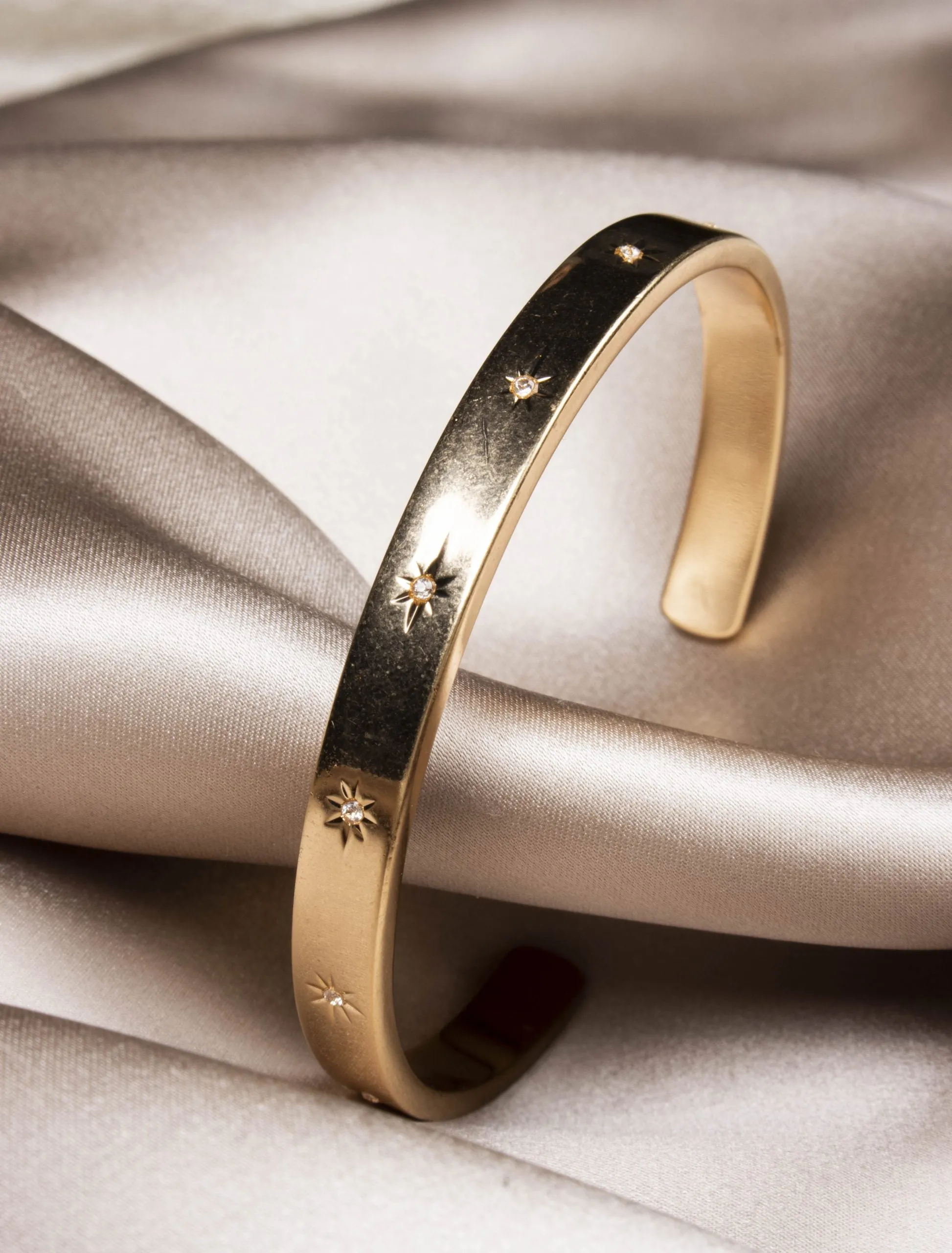 Olia Annabel Bangle